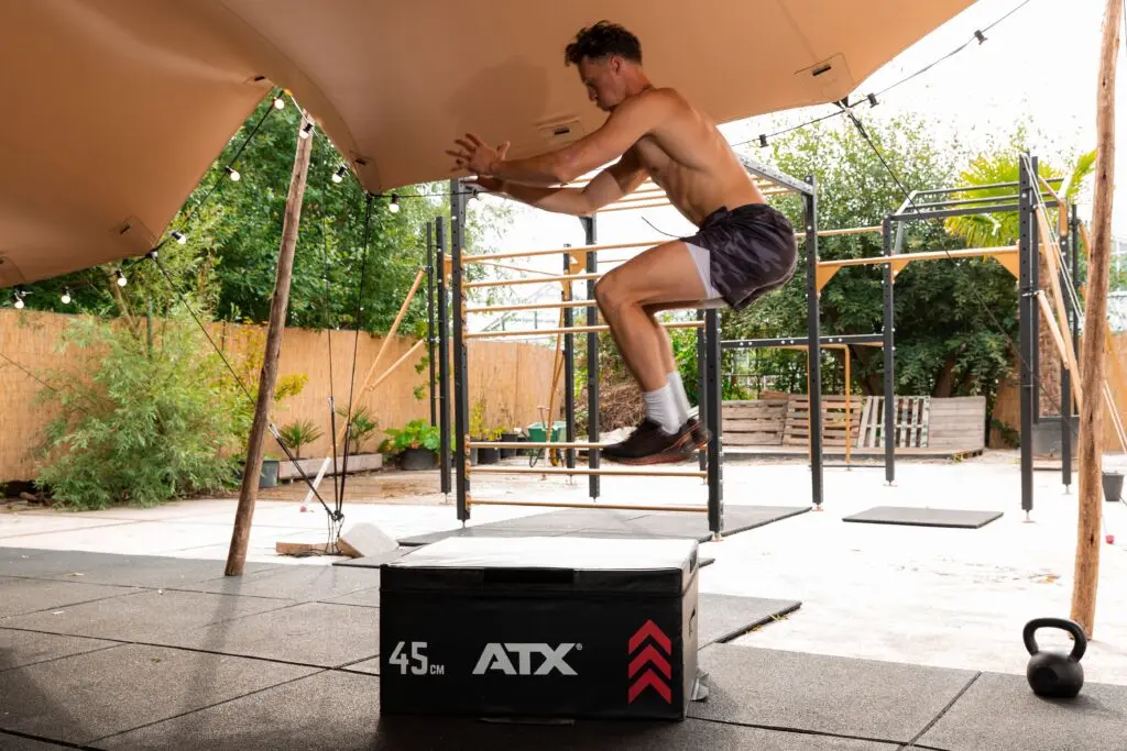Doe drie setjes van 10-15 boxjumps