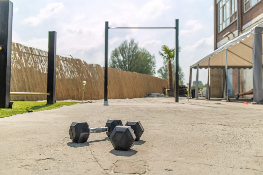 sporten met dumbbels