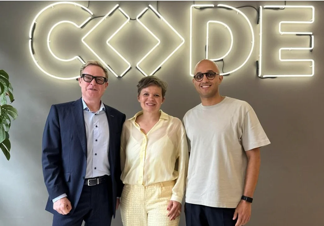 Stephan Schambach (Investor and Entrepreneur), Prof. Dr. Julia Köhn (Professor of Entrepreneurship, CODE), and Younes Ouaqasse  (Investor and Entrepreneur) in front of CODE logo.