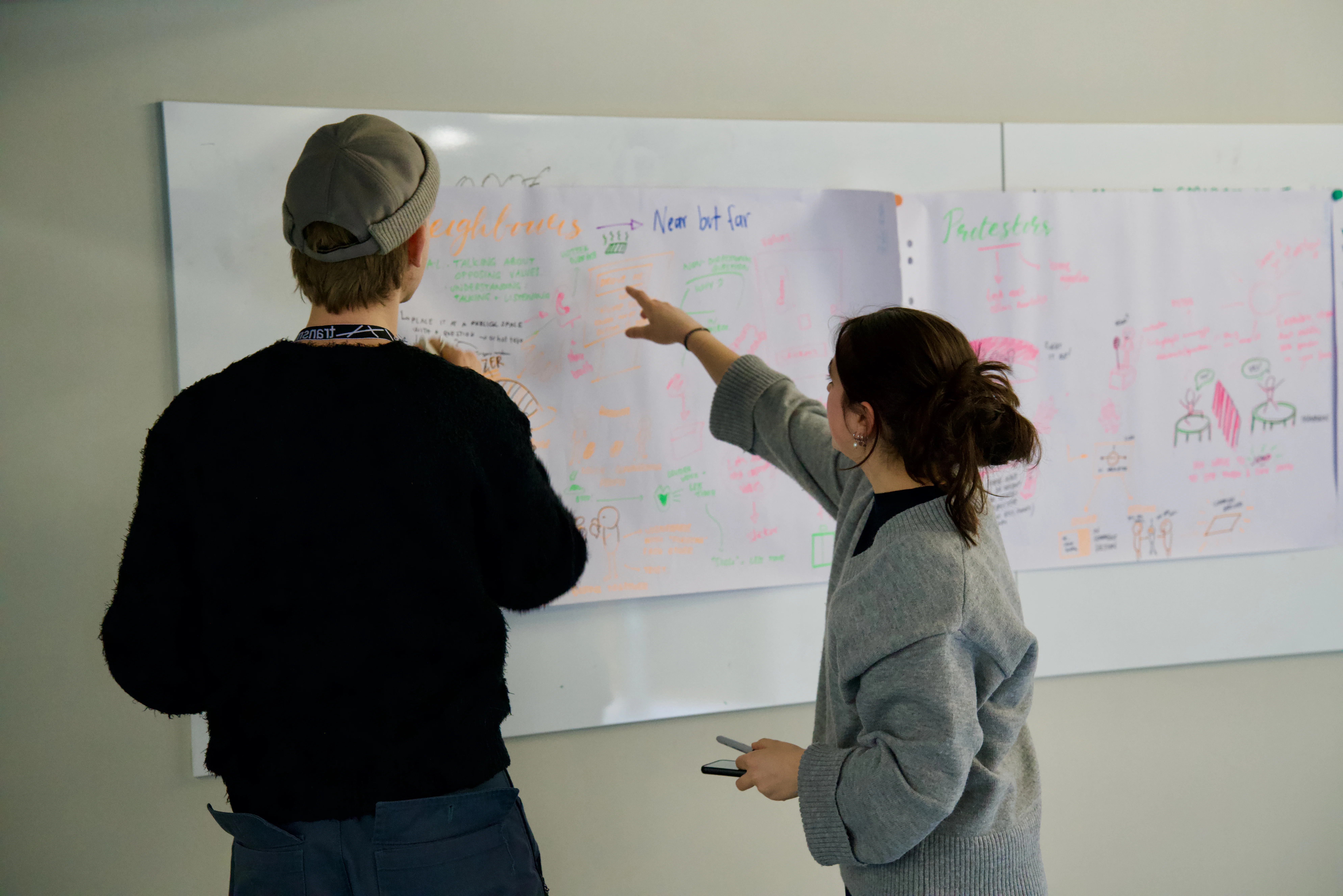 women with vr glasses