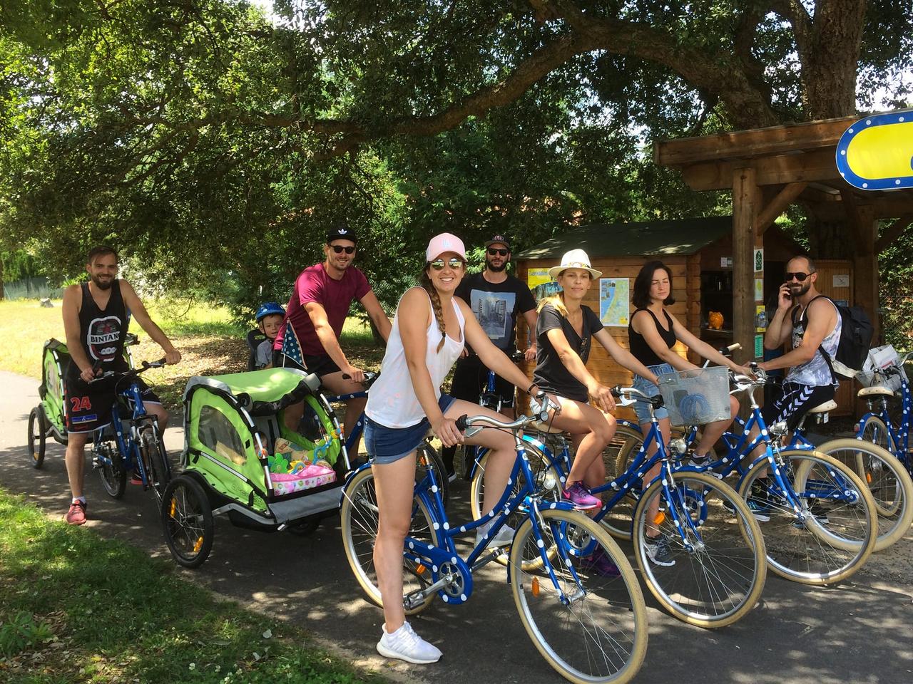 Groupe de cyclistes et remorque enfant devant la boutique