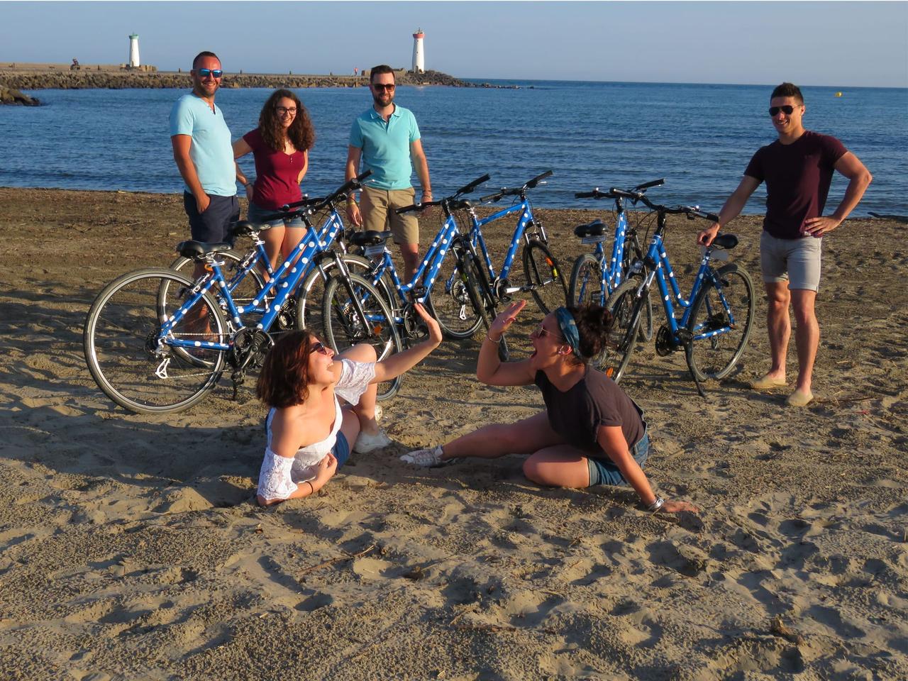 Groupe d’amis sur la plage avec leurs vélos