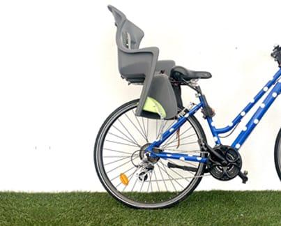 Siège bébé monté sur un vélo