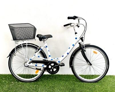 Vélo confort avec panier et porte-bagages