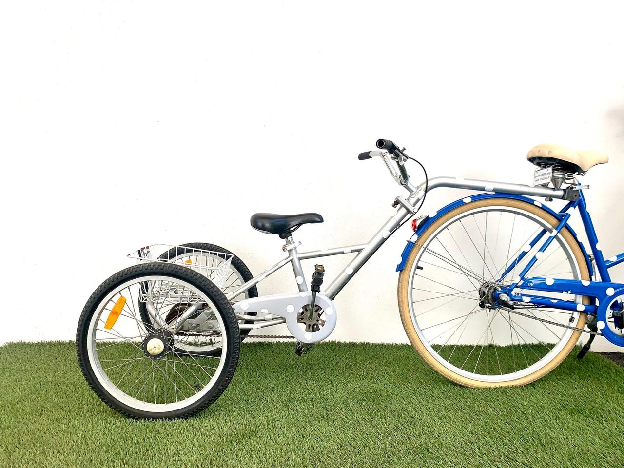 Vélo suiveur attaché à un vélo adulte