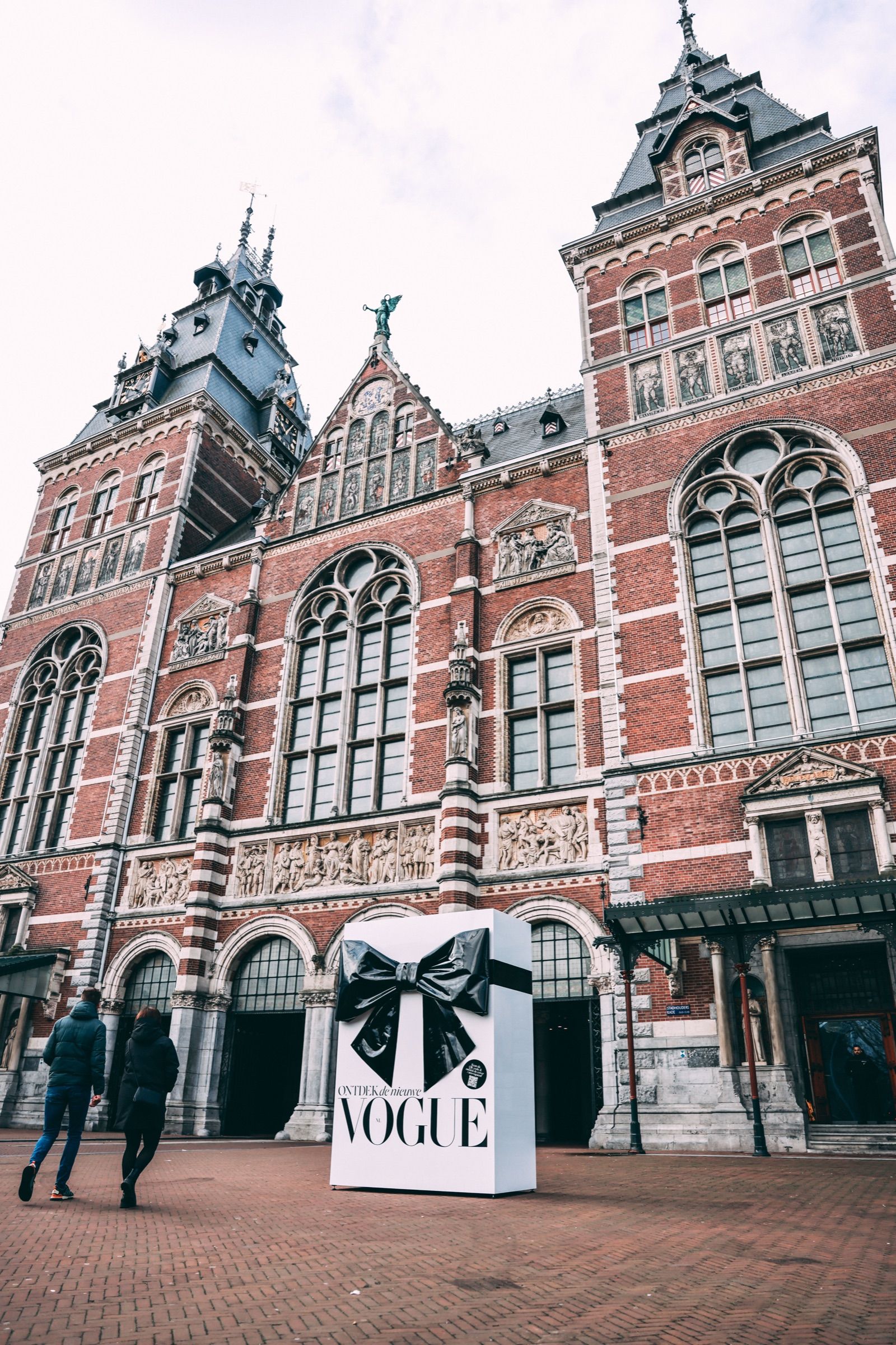 The VOGUE gift box with its giant black bow in the Rijksmuseum passage, Amsterdam