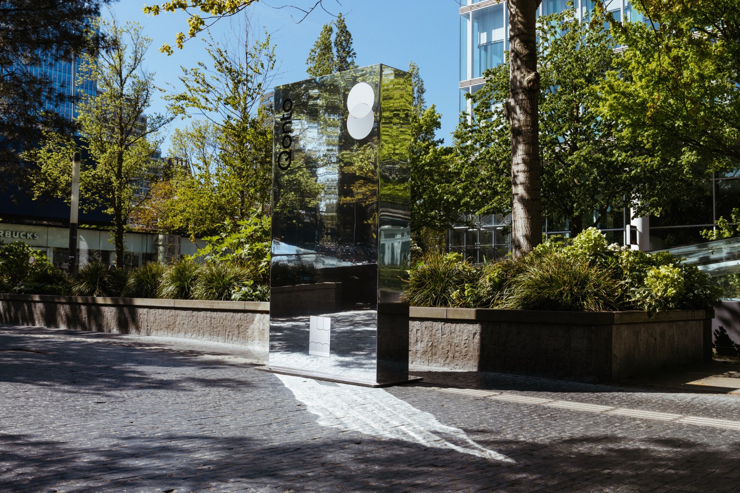 Mirror pillar with the Qonto mark, Amsterdam