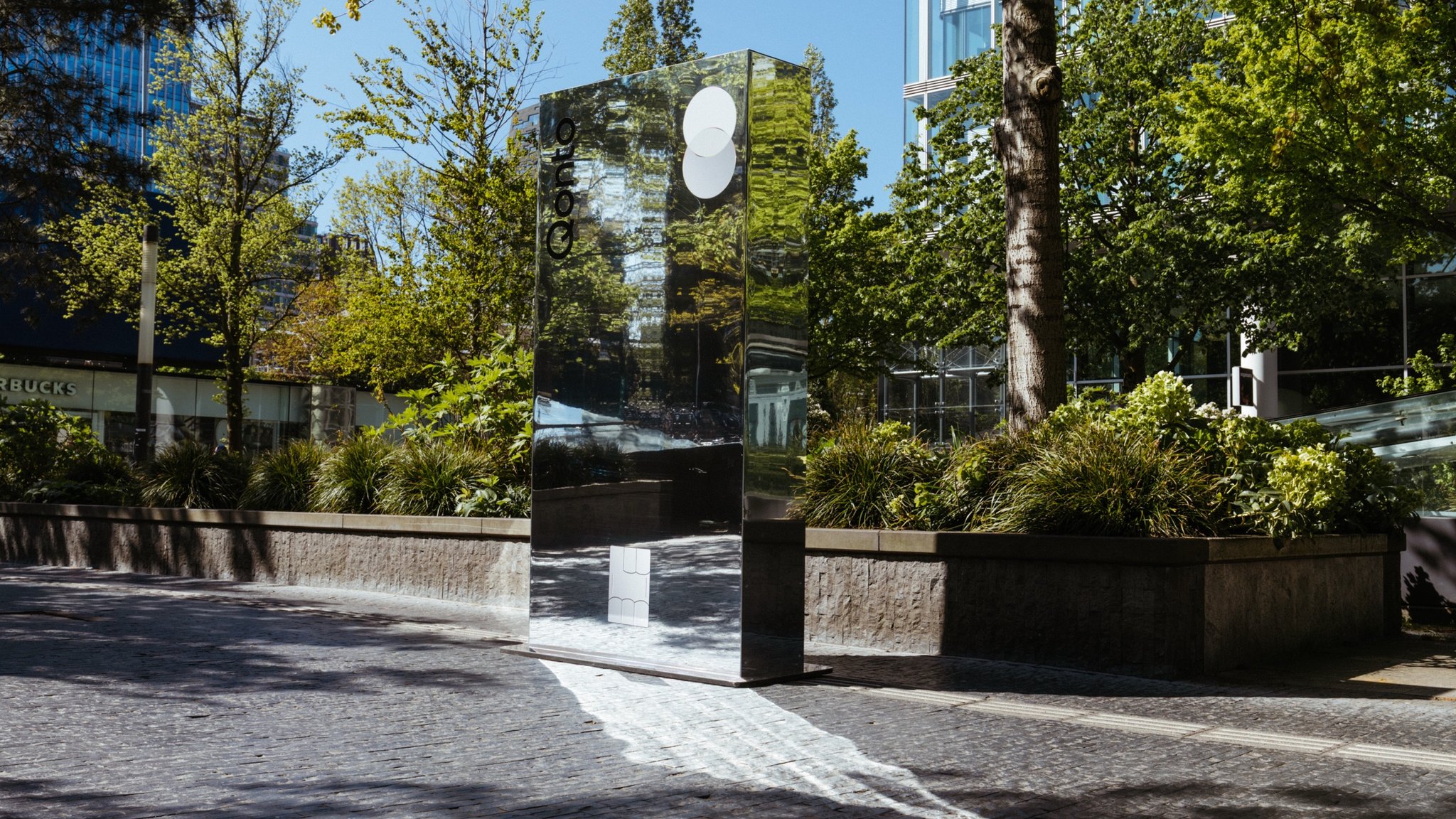 Mirror pillar with the Qonto mark, Amsterdam