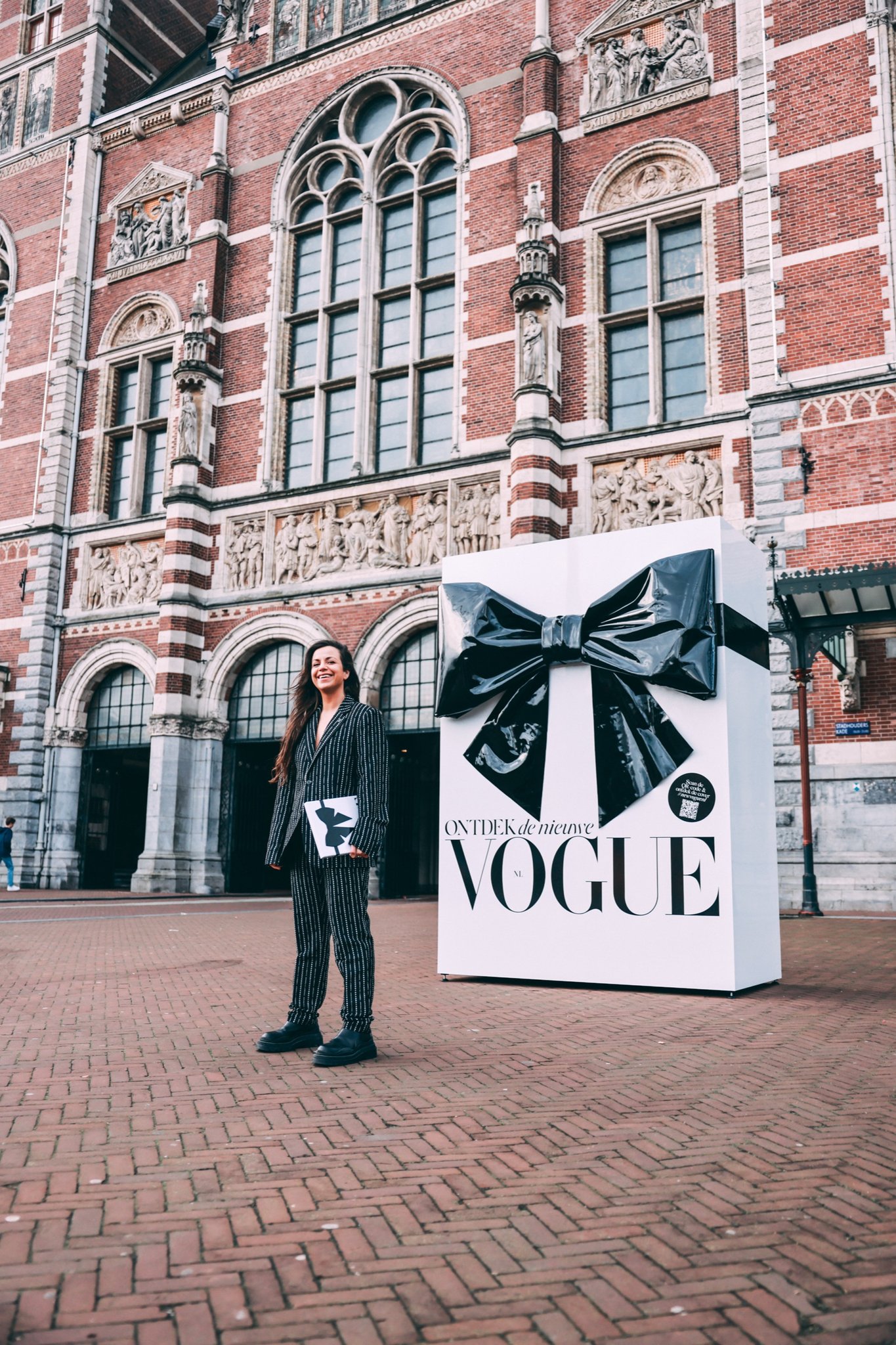 The VOGUE gift box with its giant black bow in the Rijksmuseum passage, Amsterdam