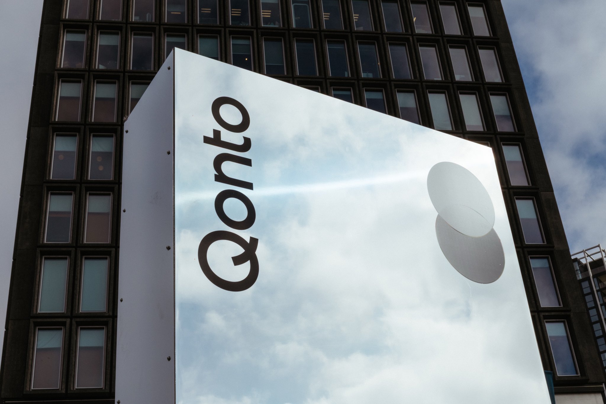 Mirror pillar with the Qonto mark, Amsterdam