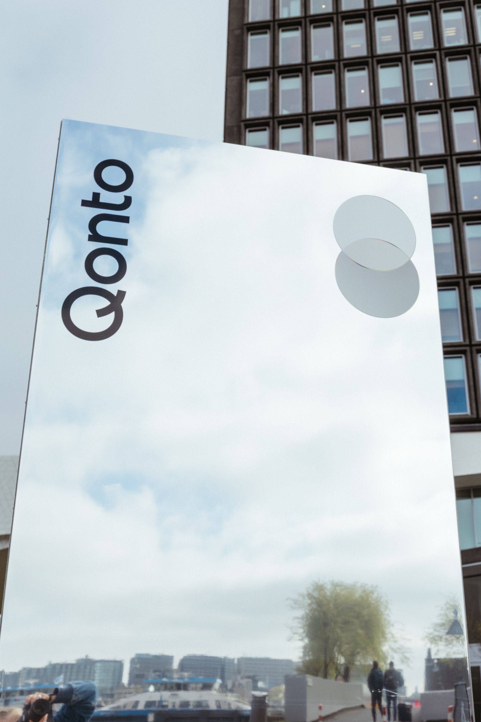 Mirror pillar with the Qonto mark, Amsterdam