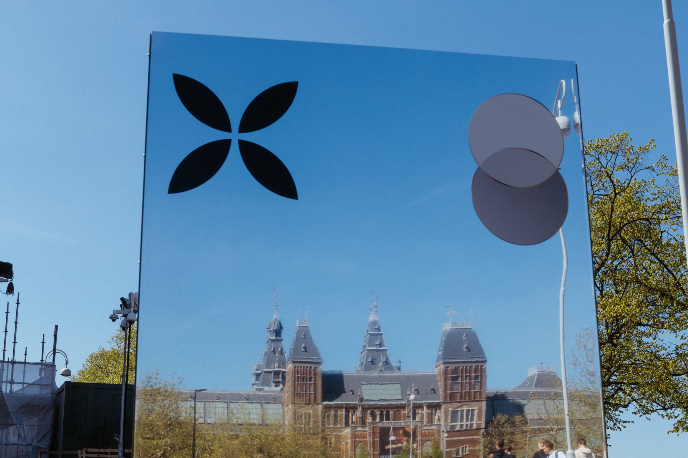 Mirror pillar with the Qonto mark, Amsterdam