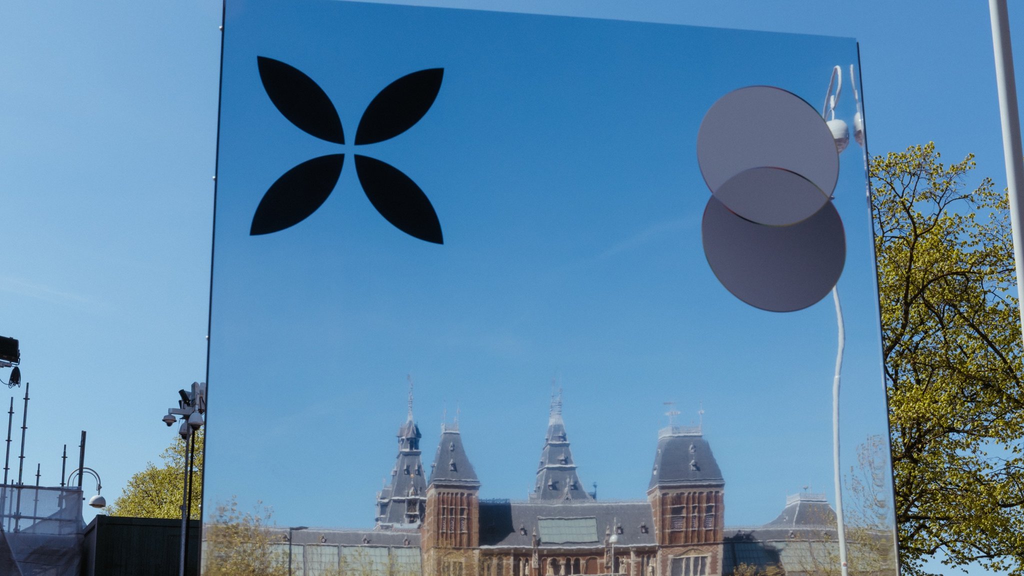 Mirror pillar with the Qonto mark, Amsterdam