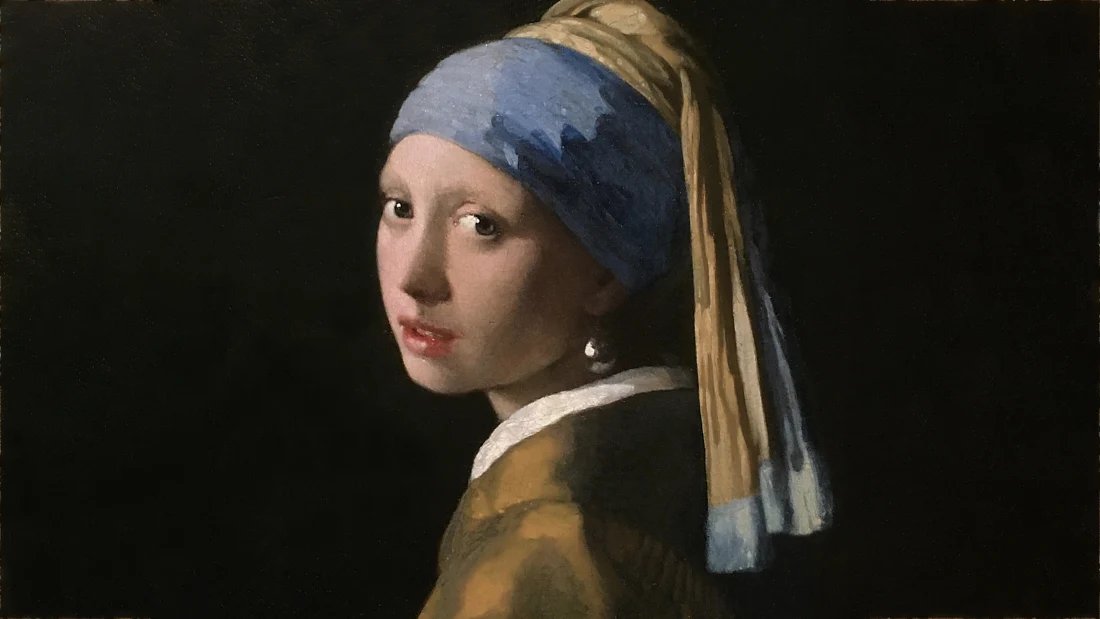 Gemälde einer jungen Frau mit einem blau-gelben Turban und einem Perlenohrring, die vor einem dunklen Hintergrund über ihre Schulter blickt.