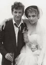Schwarz-Weiß-Foto von Sean Penn und Madonna an ihrem Hochzeitstag.