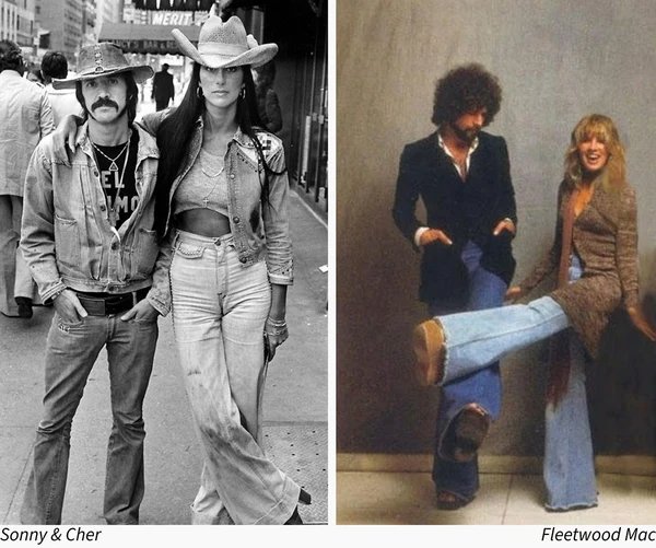 Ein Bild, das zwei legendäre Duos gegenüberstellt: links Sonny & Cher in schwarz-weißem Denim und mit Hüten, rechts Lindsey Buckingham und Stevie Nicks von Fleetwood Mac in 70er-Jahre-Outfits, wobei Stevie ihr Bein in die Luft streckt.