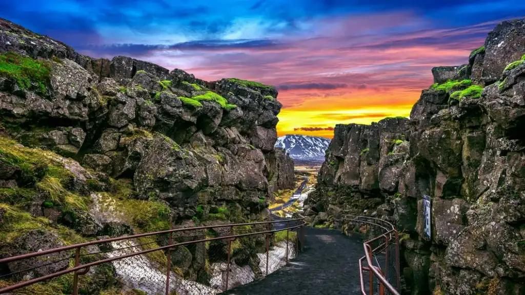 The Almannagjá gorge at Þingvellir in low evening light