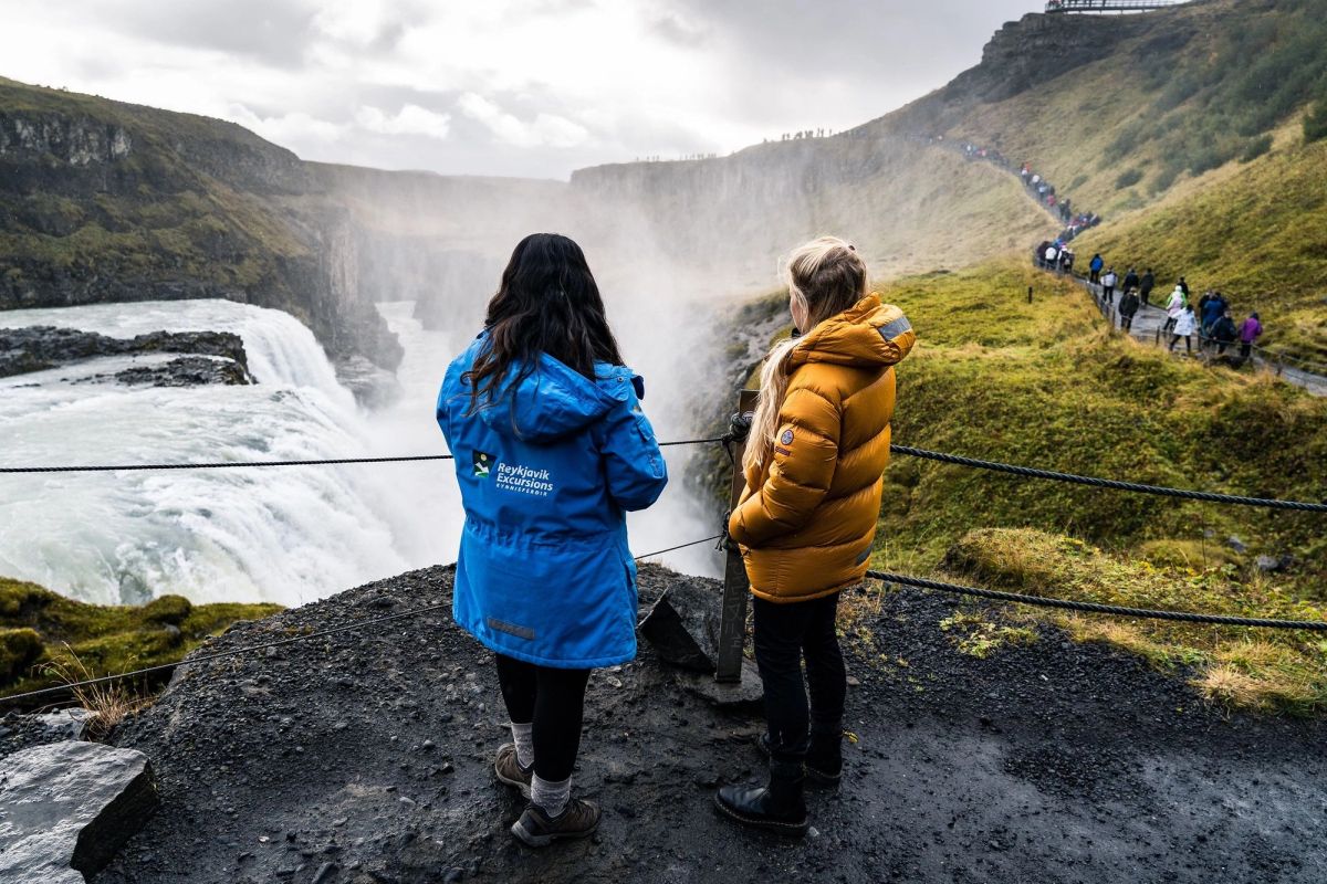 A guide talking to visitors at the Gullfoss viewing platform