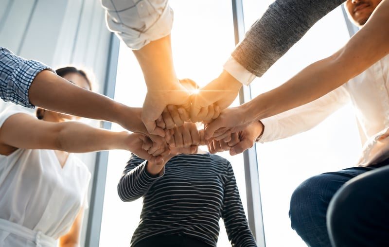 Personas colaborando como símbolo de cultura organizacional consciente
