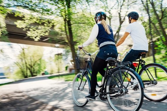 to syklister på gang- og sykkelvei på en vårdag