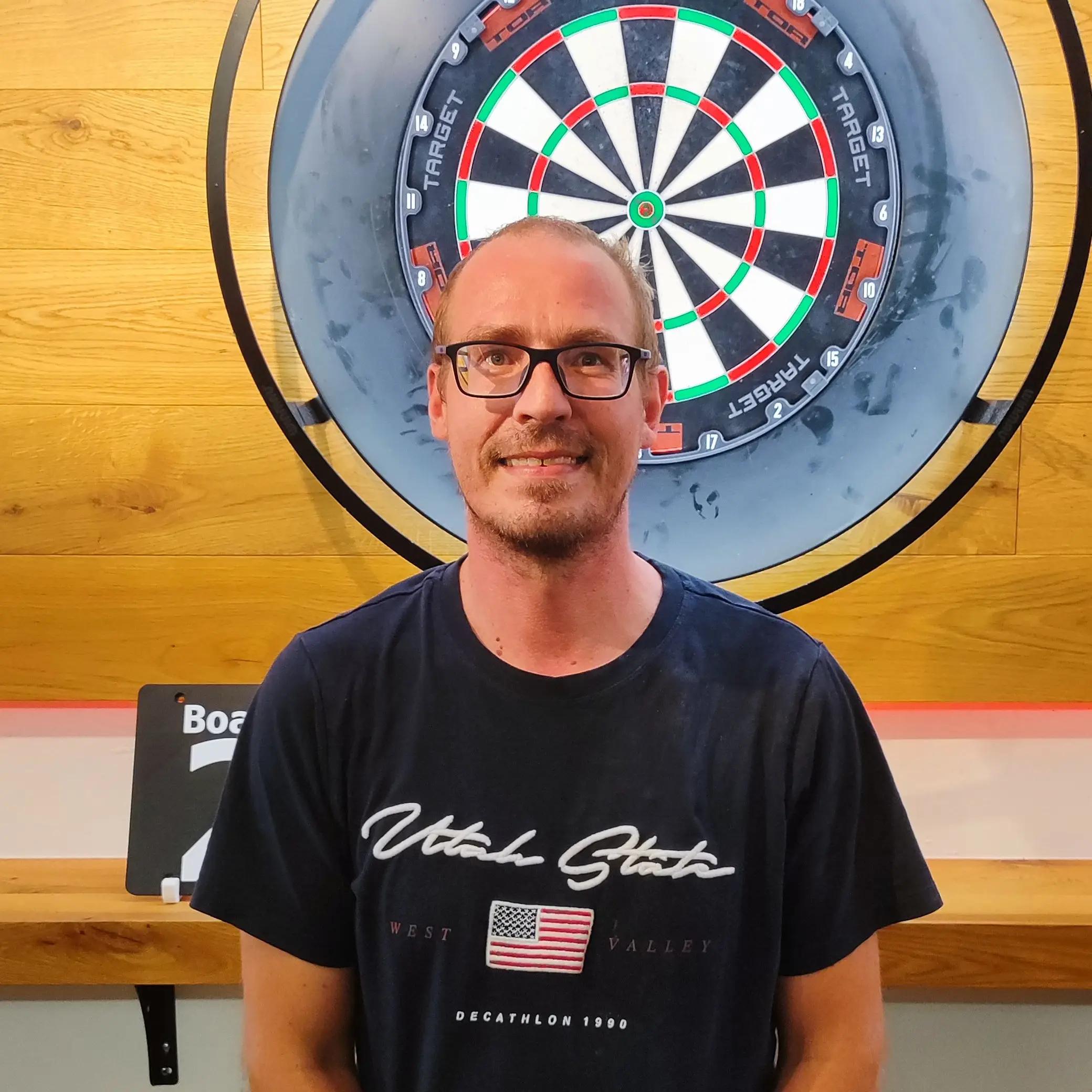 Doppelschlag für Pascal Gössi: Der Schweizer gewinnt die ersten beiden PDC Europe Start Turniere in Gelterkinden und feiert damit zwei Siege in Folge.