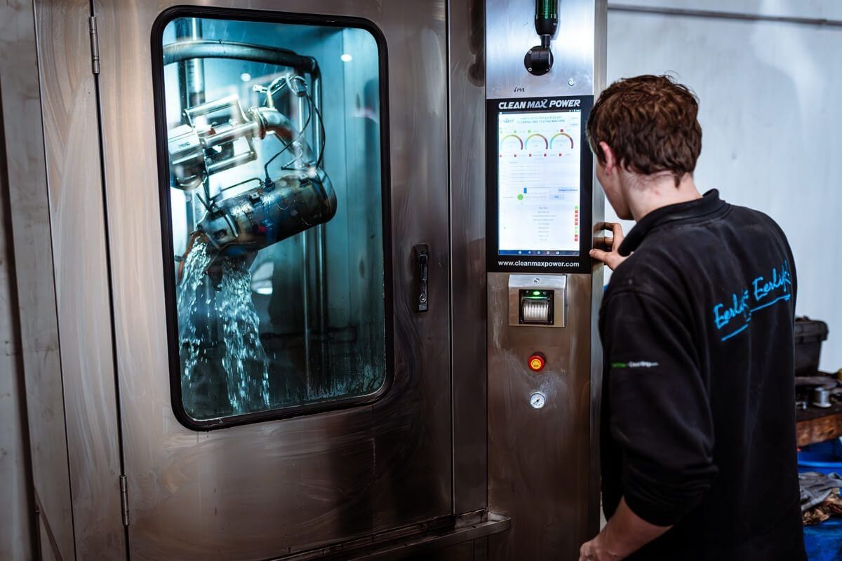 Diesel-roetfilter wordt gereinigd in de CleanMaxPower-reinigingsmachine in onze werkplaats in Tiel