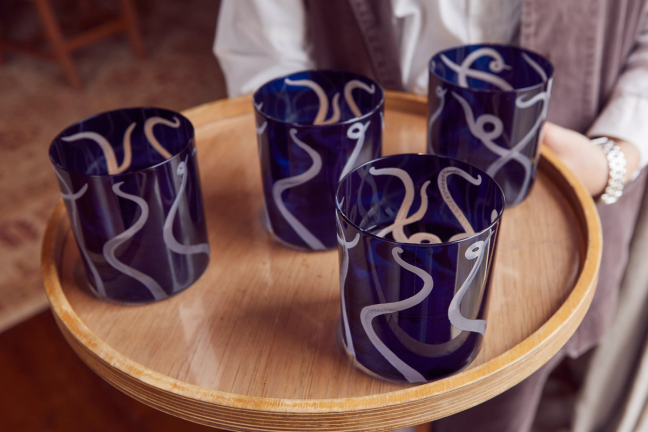 Tray of 4 blue glasses with decorative swirls