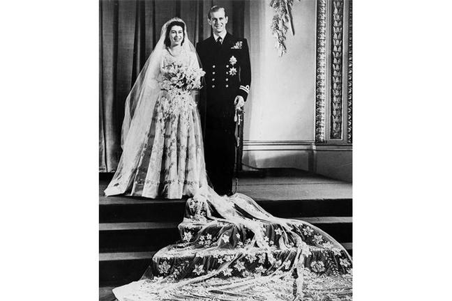 1947 - The Queen and The Duke of Edinburgh at Buckingham palace on their wedding day, the 20th November, 1947 (Getty Images)