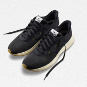 Tracksmith Eliot Runner in Black
