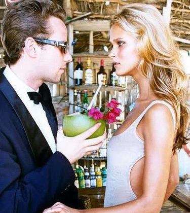 10 things your girlfriend wants you to do at summer parties