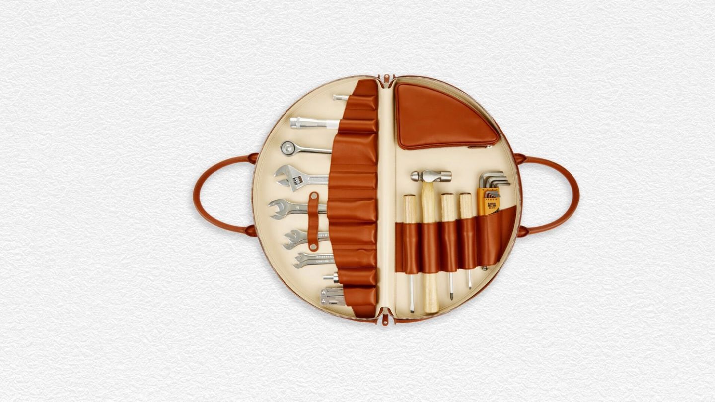 Editor’s Picks: Connolly Toolkit, Leather Cigar Case and Oculus Quest