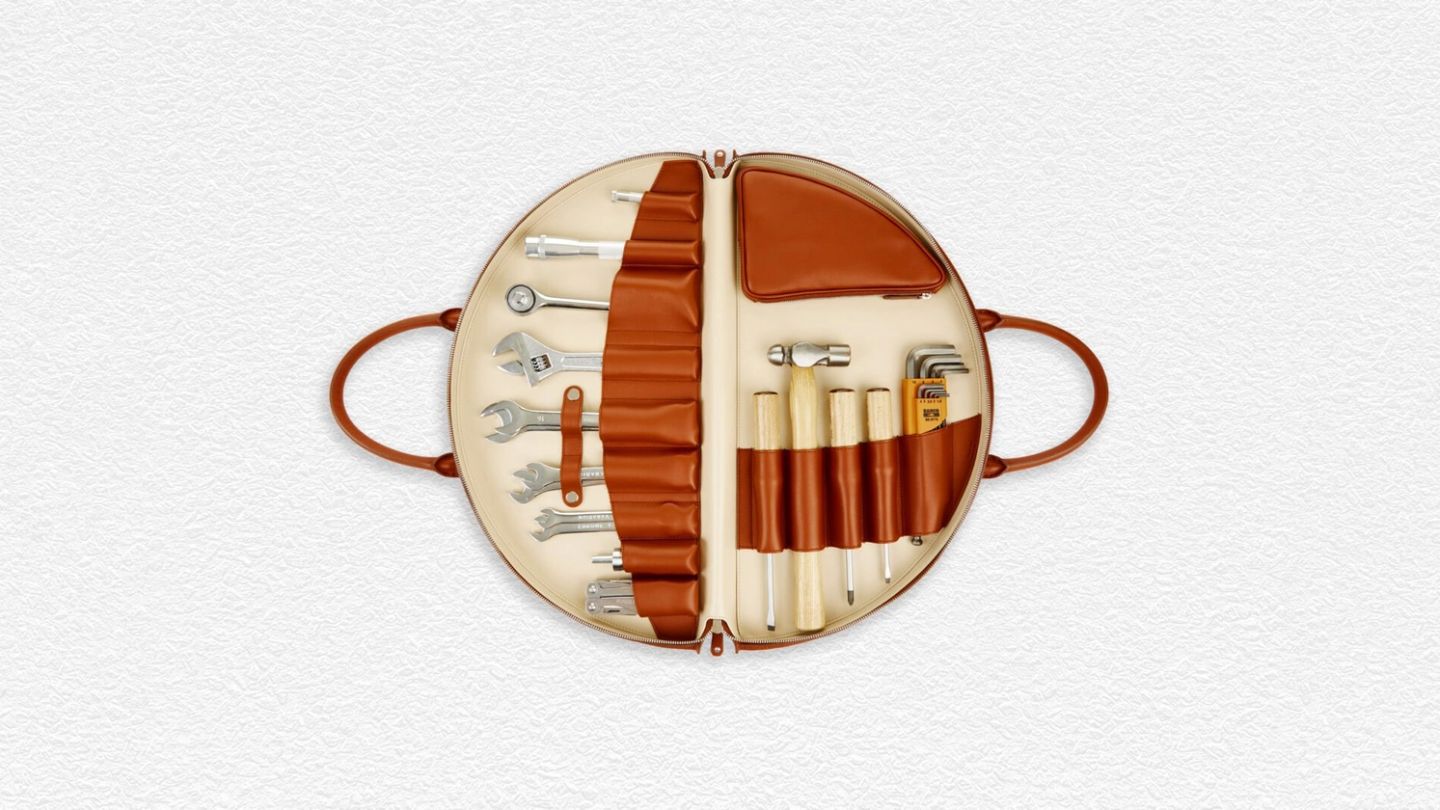 Editor’s Picks: Connolly Toolkit, Leather Cigar Case and Oculus Quest