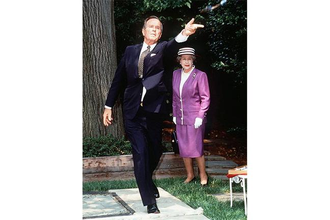 Elizabeth with President George H.W. Bush and Queen Elizabeth II (Tim Graham Getty)