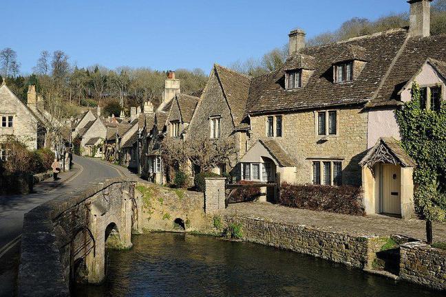 1280px-Castle_combe_cotswolds