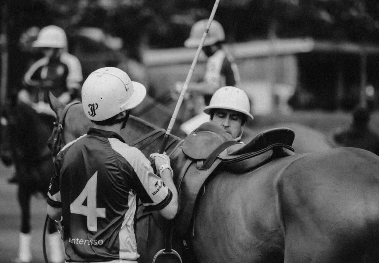 polo-players-shoot-black-and-white