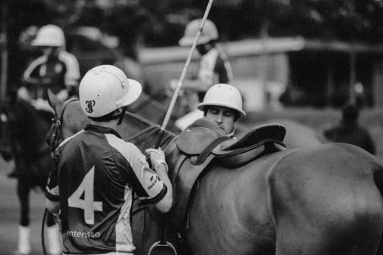 polo-players-shoot-black-and-white