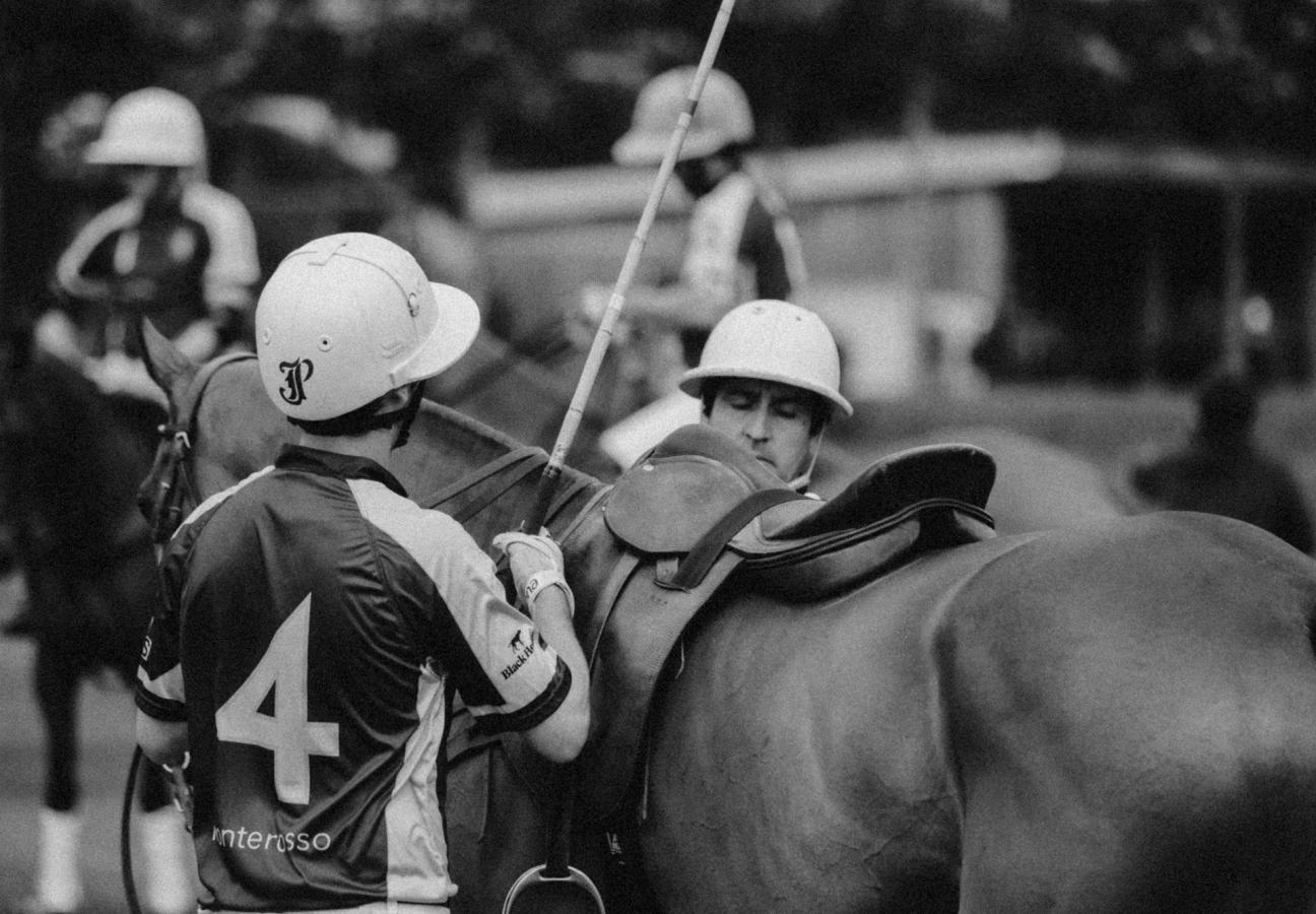 polo-players-shoot-black-and-white