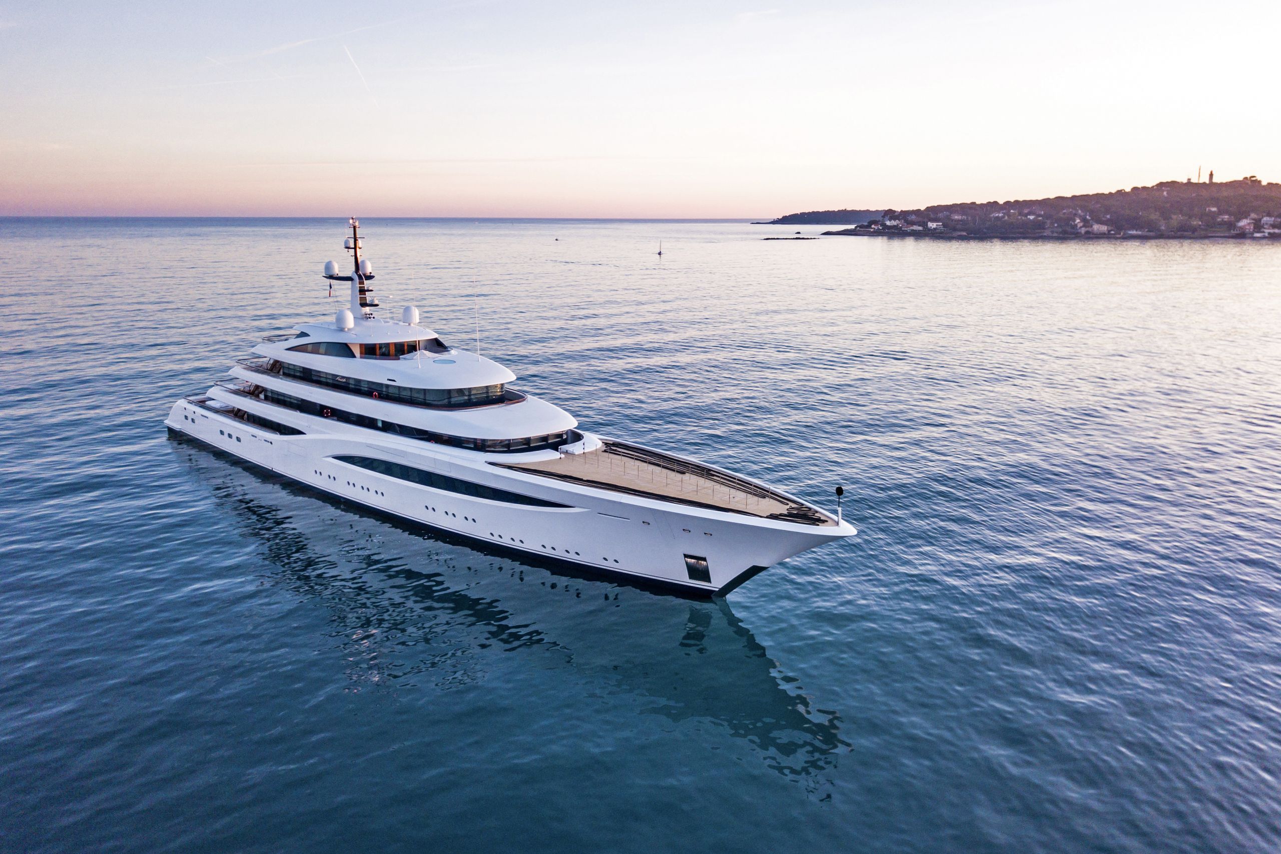 THE FRENCH BILLIONAIRE YACHT OWNED BY BERNARD ARNAULT IS IN
