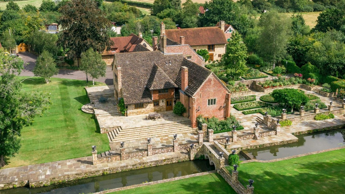 Step back in time with this Grade II-listed English manor