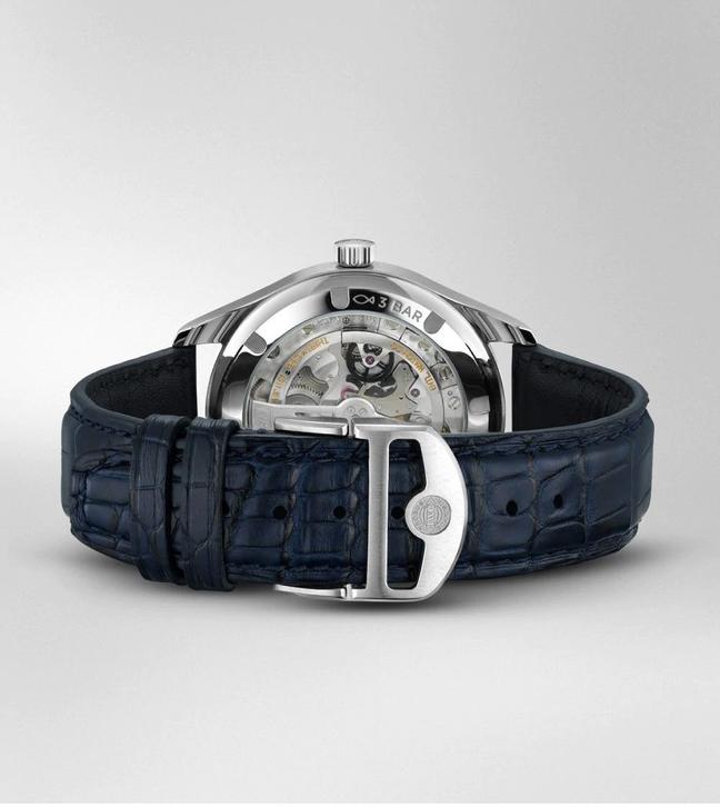 IW358304 Portugieser Automatic 40 in stainless steel with silver-plated dial and blue alligator leather strap . IWC-manufactured 82200 calibre (82000-calibre family) · Pellaton automatic winding · 60-hour power reserve when fully wound · Small hacking seconds · Sapphire glass, convex, antireflective coating on both sides · See-through sapphire-glass back · Water-resistant 3 bar · Diameter 40.4 mm · Case height 12.4 mm . Novelty_2020