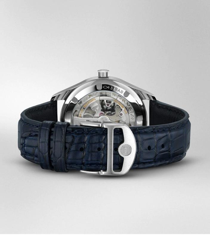 IW358304 Portugieser Automatic 40 in stainless steel with silver-plated dial and blue alligator leather strap . IWC-manufactured 82200 calibre (82000-calibre family) · Pellaton automatic winding · 60-hour power reserve when fully wound · Small hacking seconds · Sapphire glass, convex, antireflective coating on both sides · See-through sapphire-glass back · Water-resistant 3 bar · Diameter 40.4 mm · Case height 12.4 mm . Novelty_2020