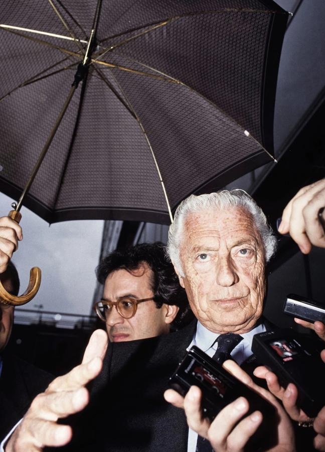 Gianni Agnelli under umbrella