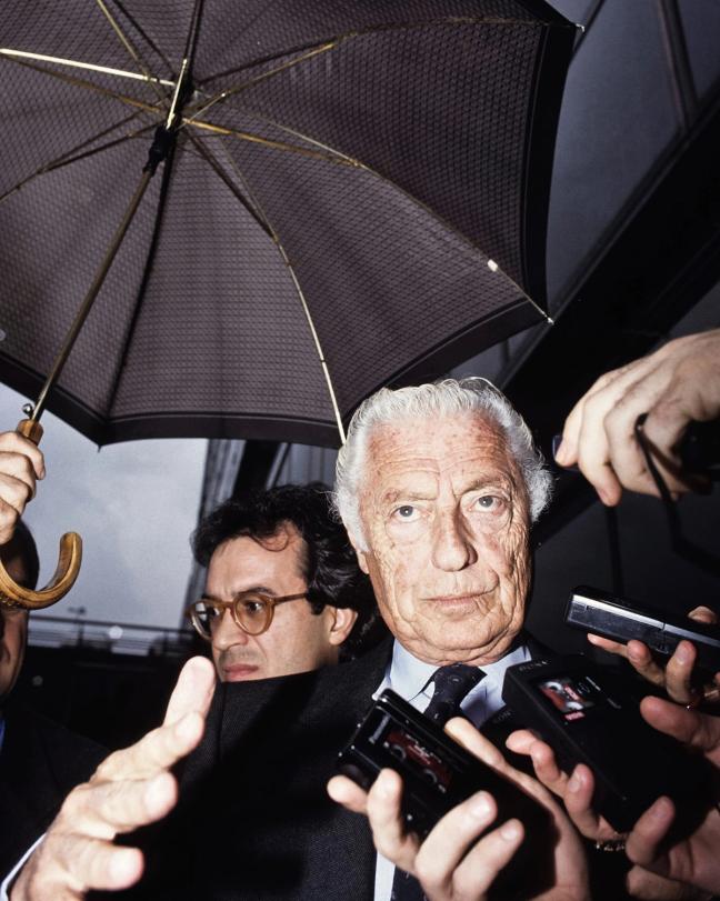 Gianni Agnelli under umbrella