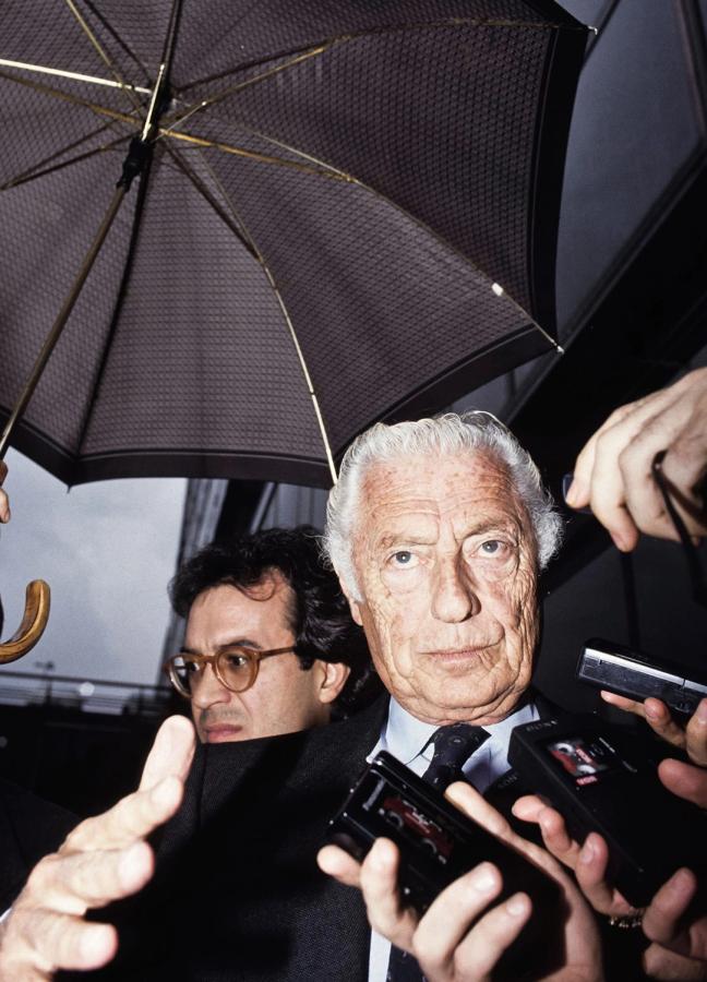 Gianni Agnelli under umbrella