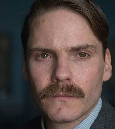 Watch Daniel Brühl catch a killer in The Alienist trailer