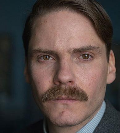 Watch Daniel Brühl catch a killer in The Alienist trailer