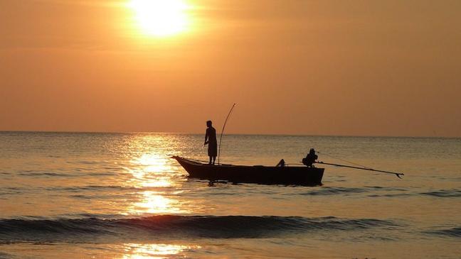 fishing-at-sunset-209112_1920