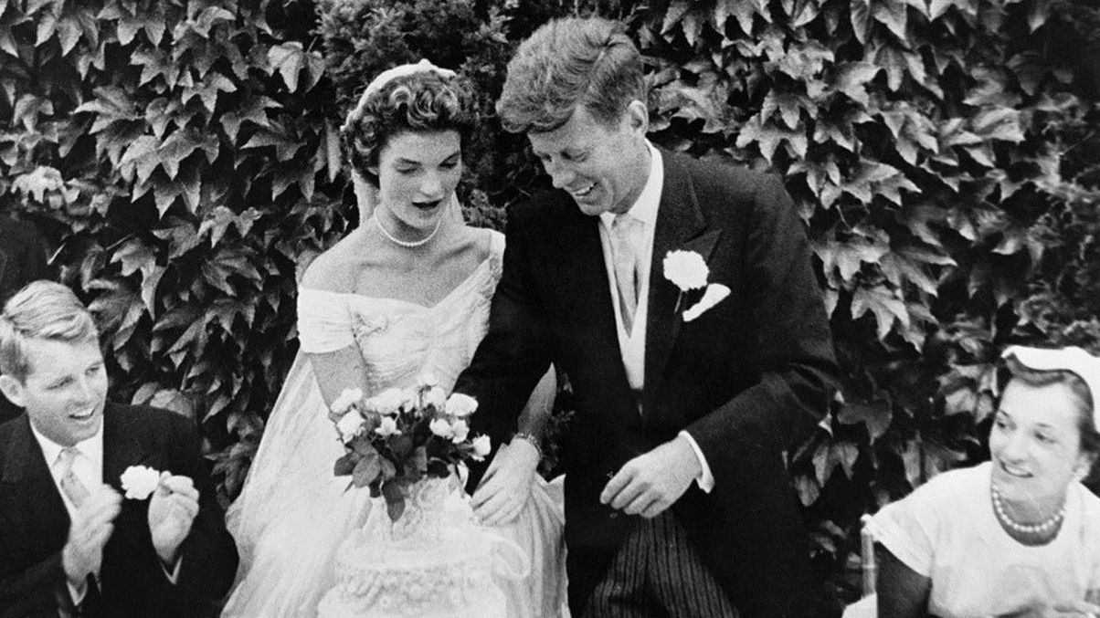 How to dress for the 2017 wedding season