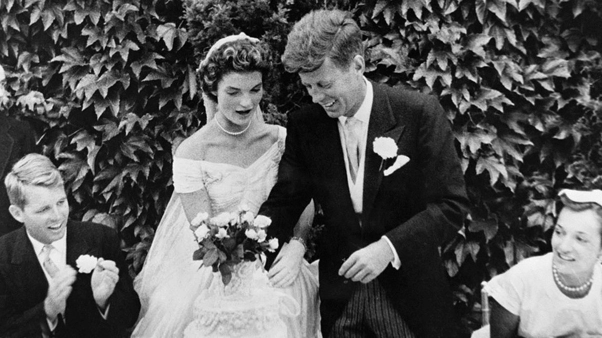 How to dress for the 2017 wedding season