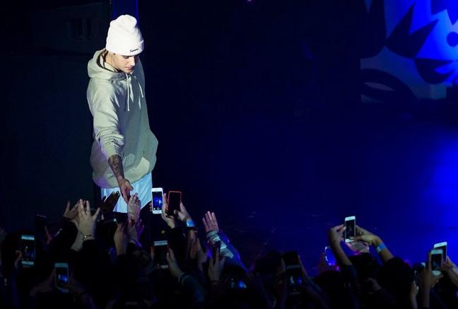 Justin-Bieber-interacting-with-fans-during-the-Purpose-benefit-concert